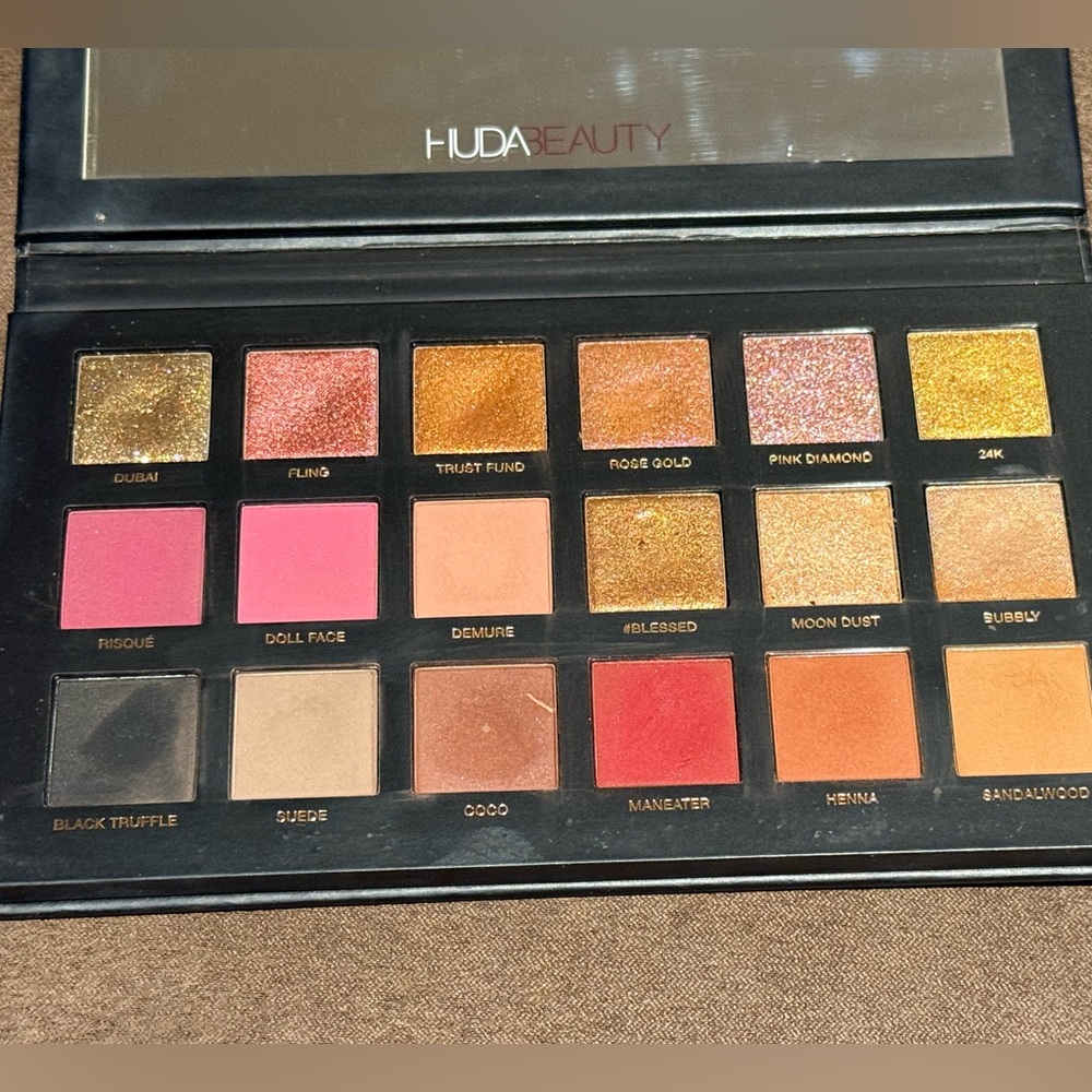 HUDA BEAUTY Remastered Rose & Pink Eyeshadow Palette - Picture 5 of 5